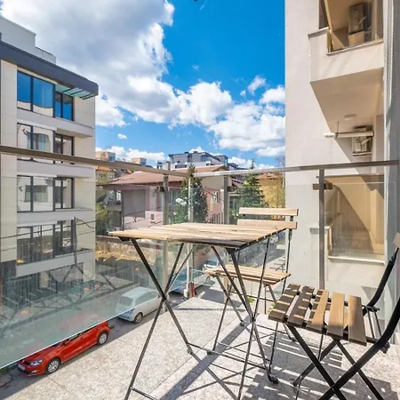 Julie's Sunny Cozy With Balcony *